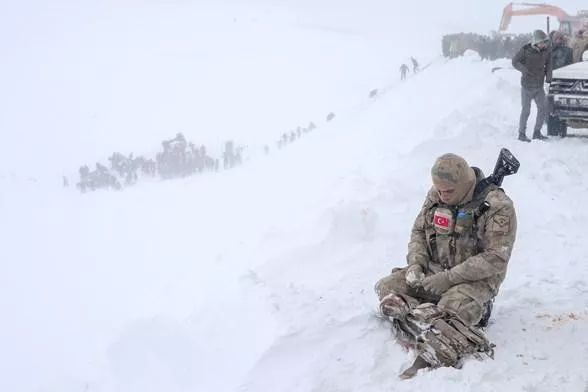 华人最爱旅游胜地突发灾难 已死41人! 客机断成3截 无数人被活埋!