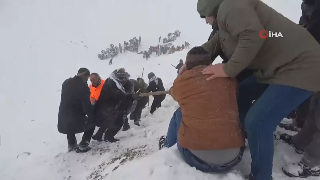 华人最爱旅游胜地突发灾难 已死41人! 客机断成3截 无数人被活埋!