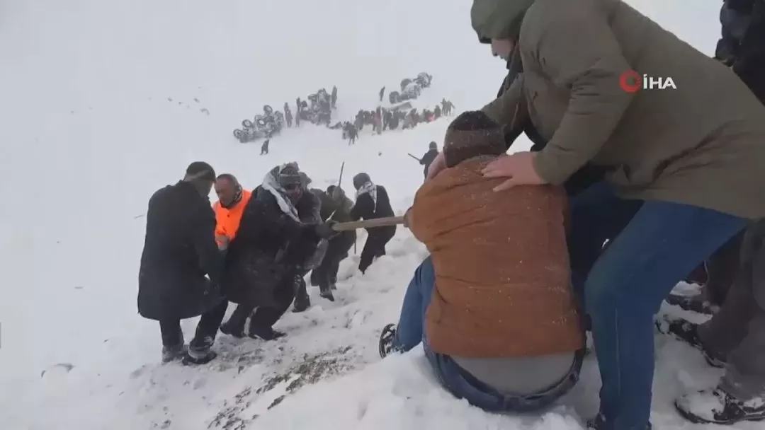 华人最爱旅游胜地突发灾难 已死41人! 客机断成3截 无数人被活埋!