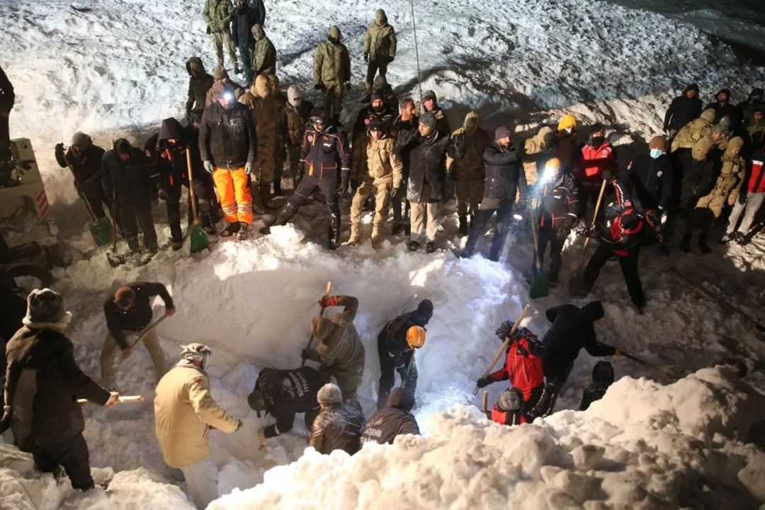 华人最爱旅游胜地突发灾难 已死41人! 客机断成3截 无数人被活埋!