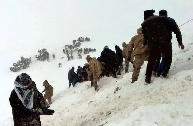 华人最爱旅游胜地突发灾难 已死41人! 客机断成3截 无数人被活埋!