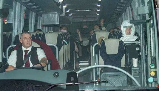 ​撤侨记: 有的像坐牢 有的跪求别撤了看到法国… 网友们全不淡定了!