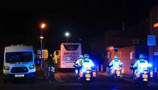 ​撤侨记: 有的像坐牢 有的跪求别撤了看到法国… 网友们全不淡定了!