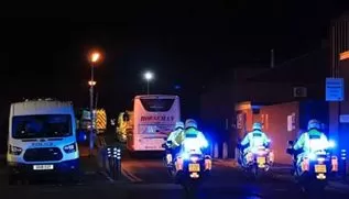 ​撤侨记: 有的像坐牢 有的跪求别撤了看到法国… 网友们全不淡定了!