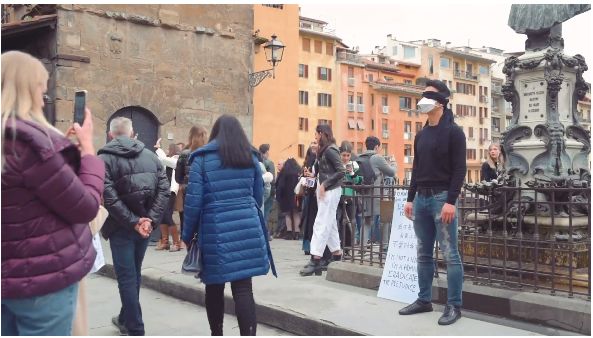 “我不是病毒” 华人小哥带着口罩站在街头 却被路人暖哭了...
