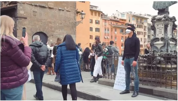 “我不是病毒” 华人小哥带着口罩站在街头 却被路人暖哭了...