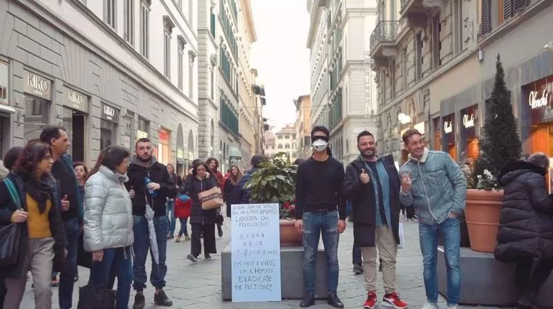 “我不是病毒” 华人小哥带着口罩站在街头 却被路人暖哭了...