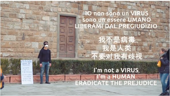 “我不是病毒” 华人小哥带着口罩站在街头 却被路人暖哭了...