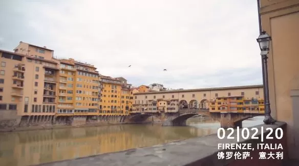 “我不是病毒” 华人小哥带着口罩站在街头 却被路人暖哭了...