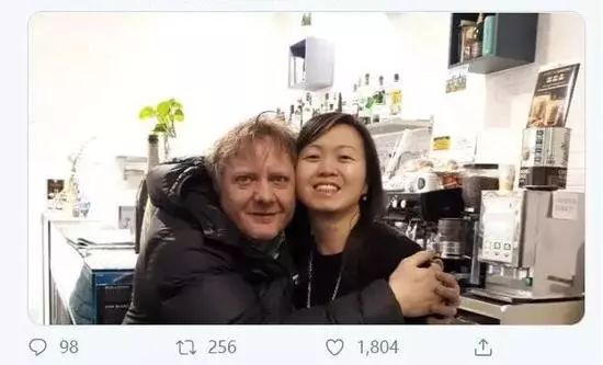 “我不是病毒” 华人小哥带着口罩站在街头 却被路人暖哭了...