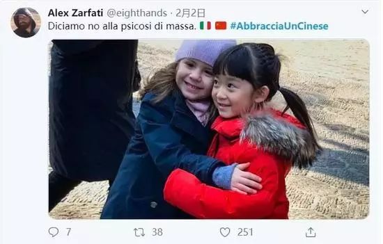 “我不是病毒” 华人小哥带着口罩站在街头 却被路人暖哭了...
