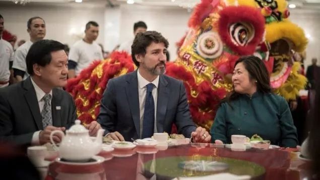 “我不是病毒” 华人小哥带着口罩站在街头 却被路人暖哭了...
