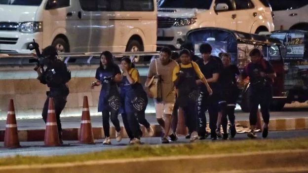 旅游胜地突发无差别大规模枪击 21人死亡 凶手仍逍遥法外