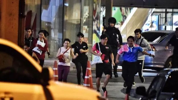 旅游胜地突发无差别大规模枪击 21人死亡 凶手仍逍遥法外