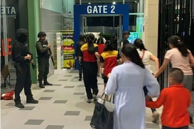 旅游胜地突发无差别大规模枪击 21人死亡 凶手仍逍遥法外
