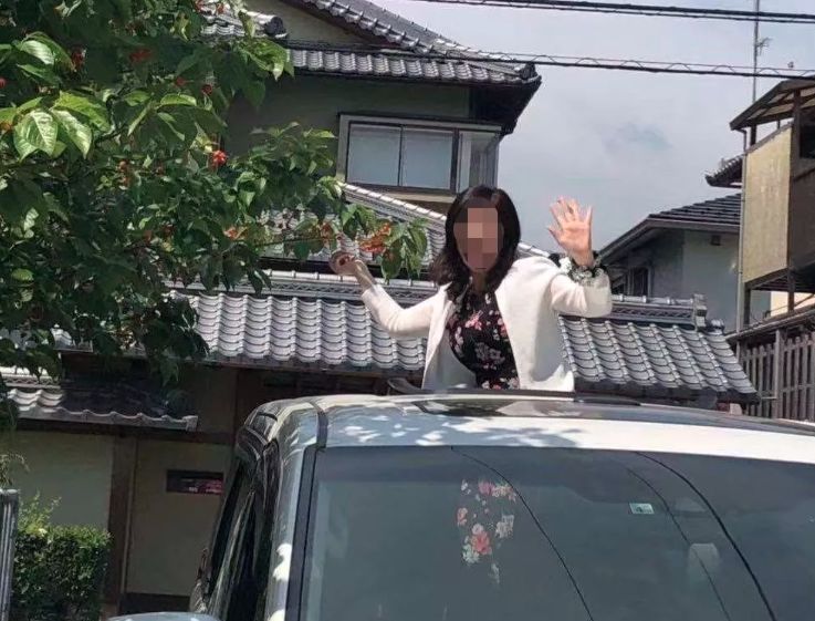怒! 华人女子背LV疯抢口罩 倒卖后狠赚2000万 晒成捆现金炫富!