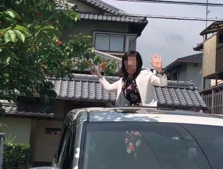 怒! 华人女子背LV疯抢口罩 倒卖后狠赚2000万 晒成捆现金炫富!