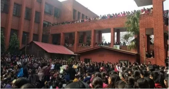 惊! 印度女子大学遭千名暴徒攻破 女学生被集体性侵 警察冷眼旁观!
