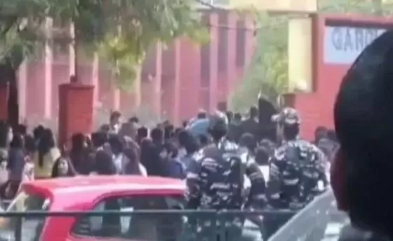 惊! 印度女子大学遭千名暴徒攻破 女学生被集体性侵 警察冷眼旁观!