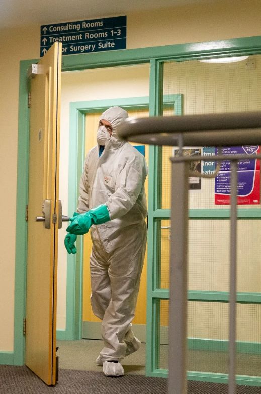 法国出现首例死亡 英国8架飞机千人隔离 欧洲也要沦陷了
