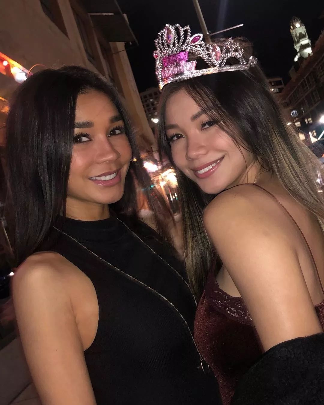 看呆! 这对美艳母女火遍全球 身材超辣 43岁妈妈竟比19岁女儿还年轻!