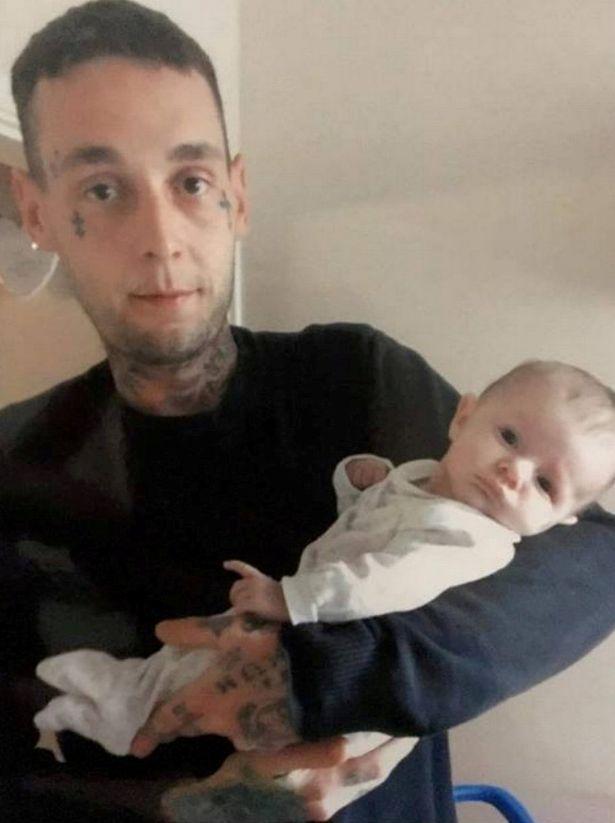 英国22个月大的小女孩被母亲男友殴打致死，其母在旁不闻不问