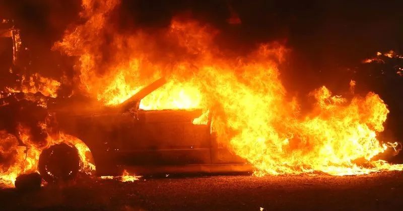 疯了！知名男星汽油浇车 烧死3个亲生萌娃 美貌妻子变成狂奔的火球！