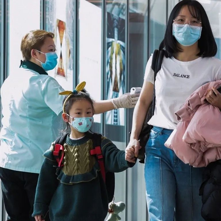 太惨了! 封城前逃离武汉 中国夫妇海外被控罪 刚确诊新冠又要坐牢了...