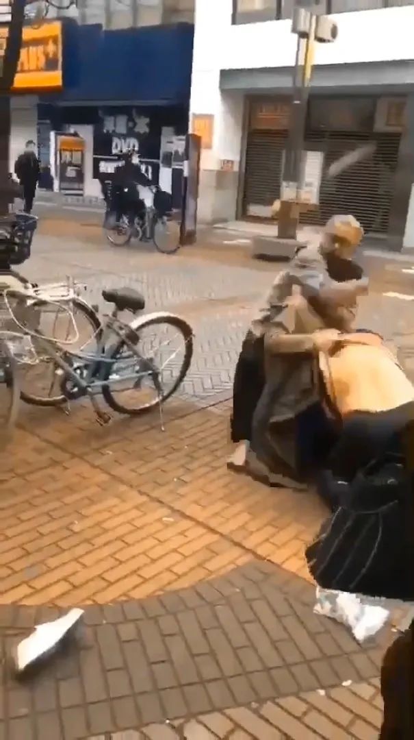 视频疯传! 华人大妈插队抢口罩遭暴揍 衣服都扒了 被骑在身下打...