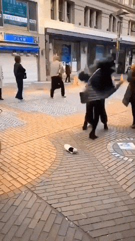 视频疯传! 华人大妈插队抢口罩遭暴揍 衣服都扒了 被骑在身下打...