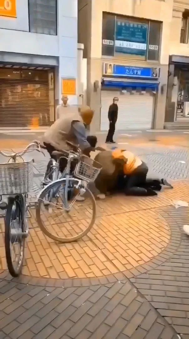 视频疯传! 华人大妈插队抢口罩遭暴揍 衣服都扒了 被骑在身下打...