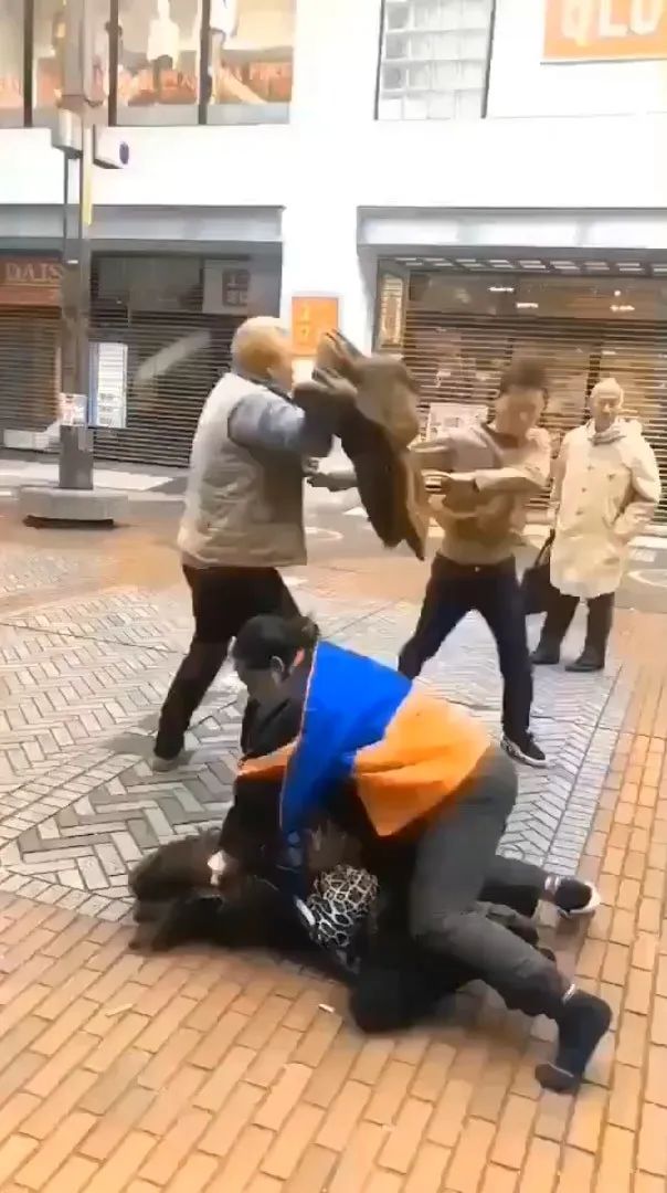 视频疯传! 华人大妈插队抢口罩遭暴揍 衣服都扒了 被骑在身下打...