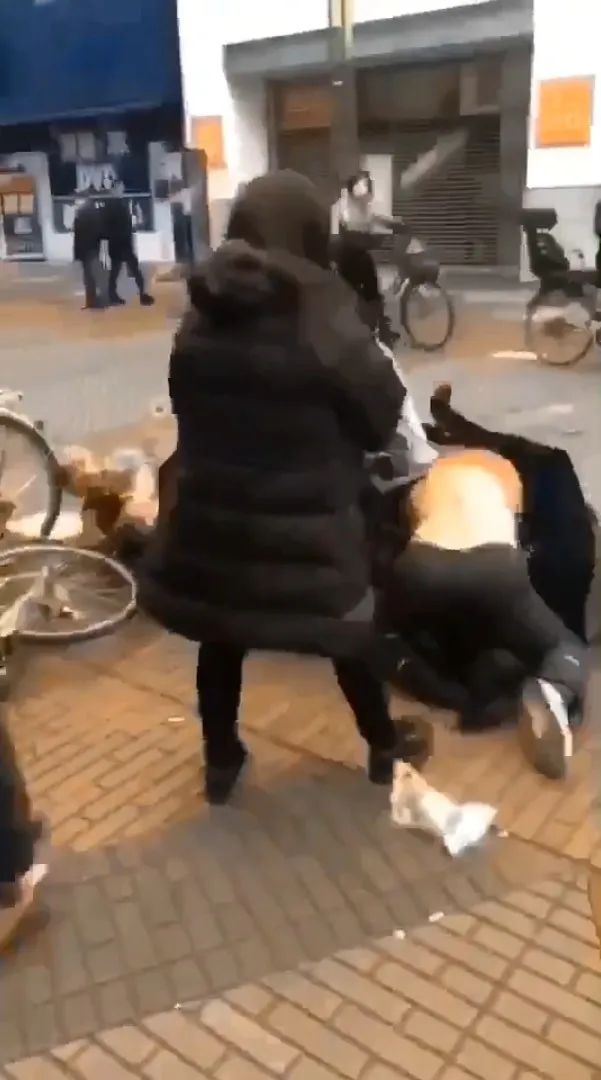 视频疯传! 华人大妈插队抢口罩遭暴揍 衣服都扒了 被骑在身下打...
