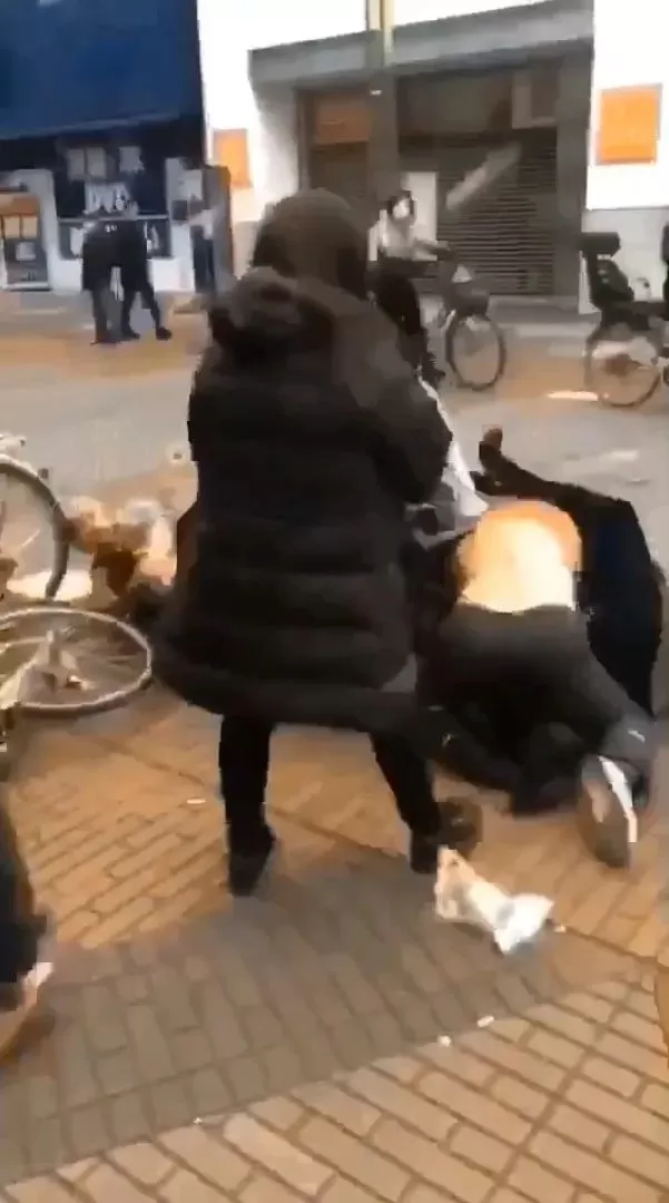 视频疯传! 华人大妈插队抢口罩遭暴揍 衣服都扒了 被骑在身下打...