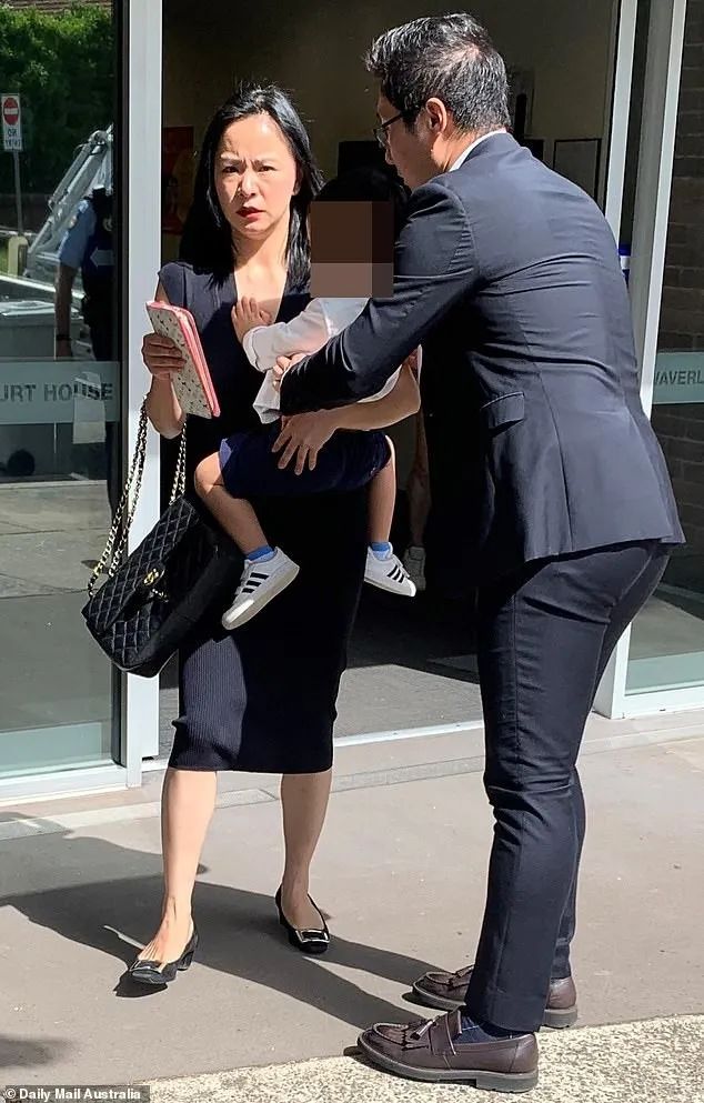 丢人! 华人阔太开奥迪 背香奈儿 却在商场狂偷毛衣 老公全程不管!