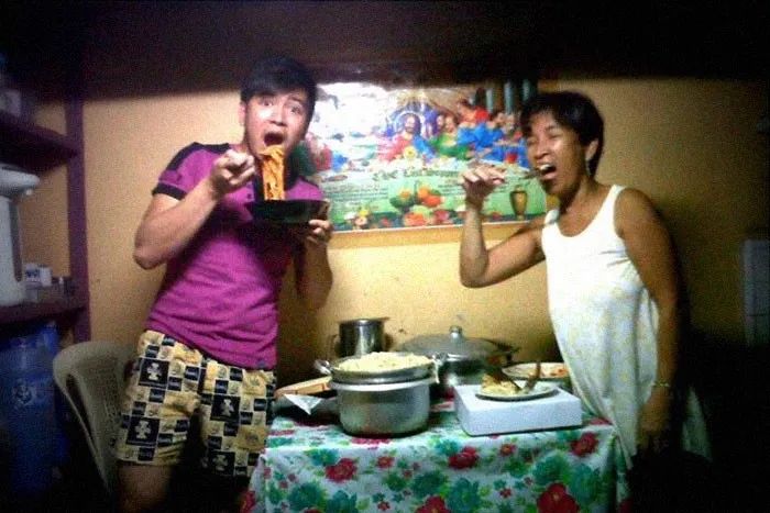 励志! 28年前他被人抛弃 如今出人头地 盖豪华大别墅报效养父母