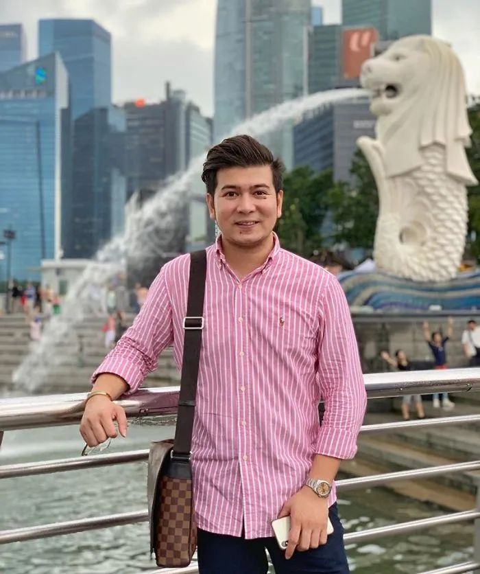 励志! 28年前他被人抛弃 如今出人头地 盖豪华大别墅报效养父母