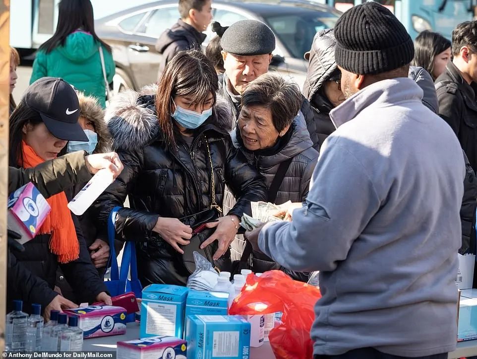 疫情囤货狂潮下 加拿大人比美国人幸福太多 大米白送 硬核补货 华人朋友圈刷屏!