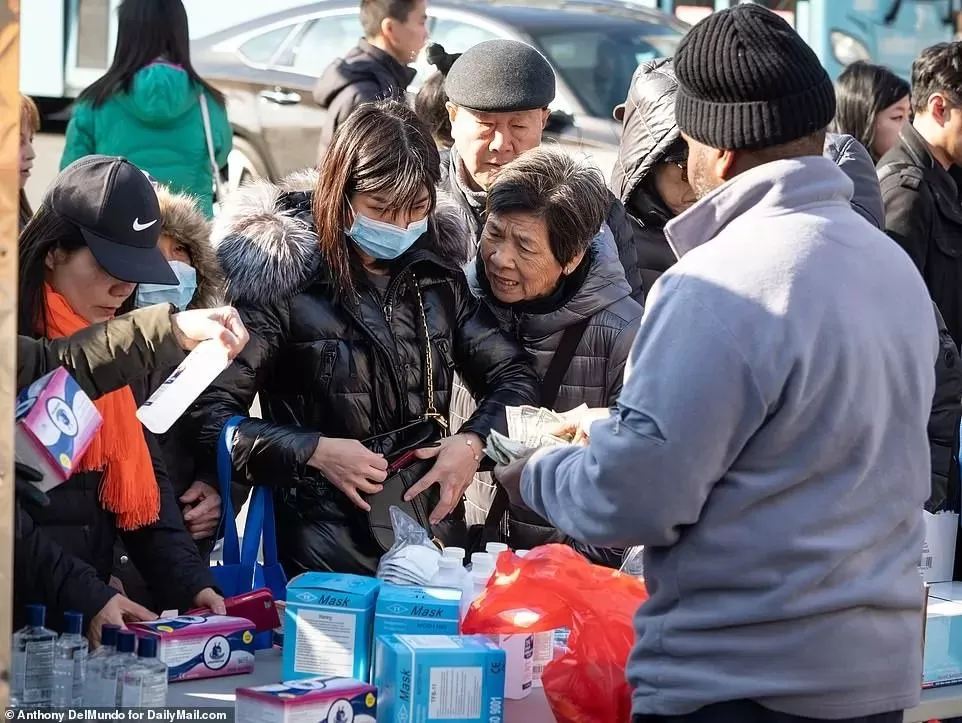 疫情囤货狂潮下 加拿大人比美国人幸福太多 大米白送 硬核补货 华人朋友圈刷屏!
