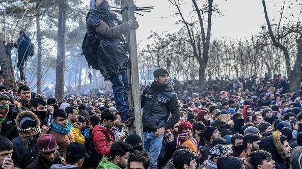 疫情肆虐 8万人疯狂涌向这里! 催泪瓦斯驱赶不走 边境冲突不断!