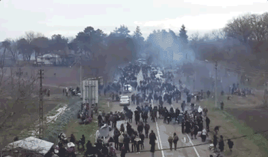 疫情肆虐 8万人疯狂涌向这里! 催泪瓦斯驱赶不走 边境冲突不断!