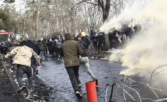 疫情肆虐 8万人疯狂涌向这里! 催泪瓦斯驱赶不走 边境冲突不断!