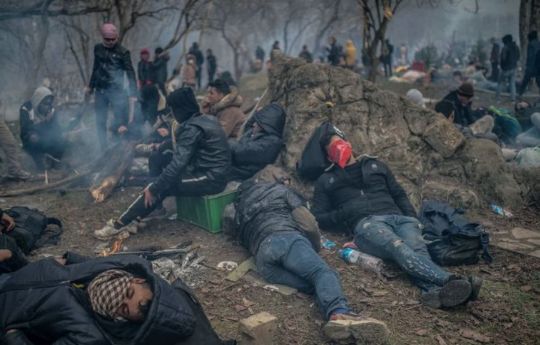 疫情肆虐 8万人疯狂涌向这里! 催泪瓦斯驱赶不走 边境冲突不断!