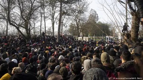 疫情肆虐 8万人疯狂涌向这里! 催泪瓦斯驱赶不走 边境冲突不断!