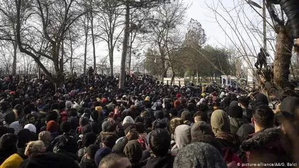 疫情肆虐 8万人疯狂涌向这里! 催泪瓦斯驱赶不走 边境冲突不断!