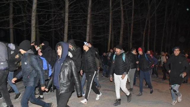 疫情肆虐 8万人疯狂涌向这里! 催泪瓦斯驱赶不走 边境冲突不断!