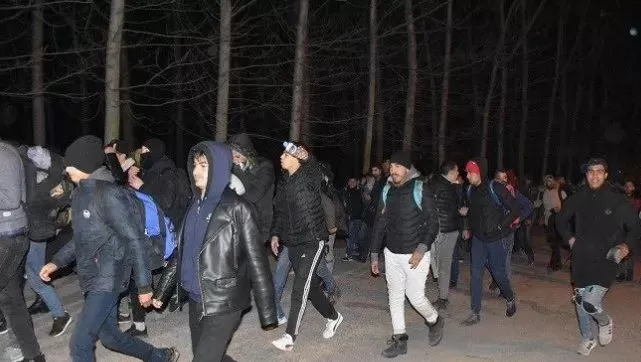 疫情肆虐 8万人疯狂涌向这里! 催泪瓦斯驱赶不走 边境冲突不断!