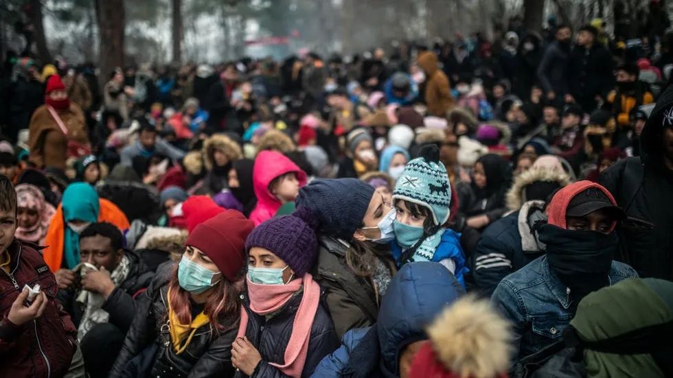 疫情肆虐 8万人疯狂涌向这里! 催泪瓦斯驱赶不走 边境冲突不断!