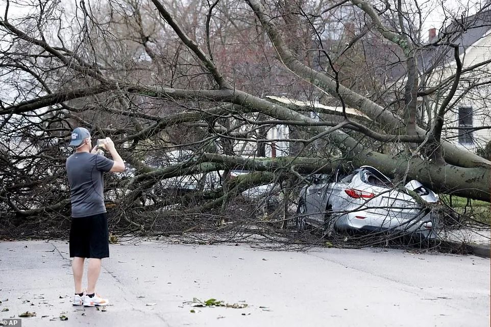 特大灾难! 美国遭死亡龙卷风