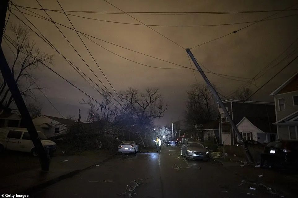 特大灾难! 美国遭死亡龙卷风